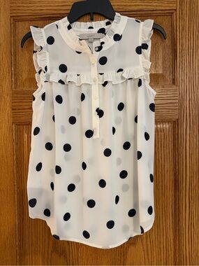 LOFT SHORT SLEEVE RUFFLED WHITE WITH NAVY POLKA DOT TOP BLOUSE SIZE XS
